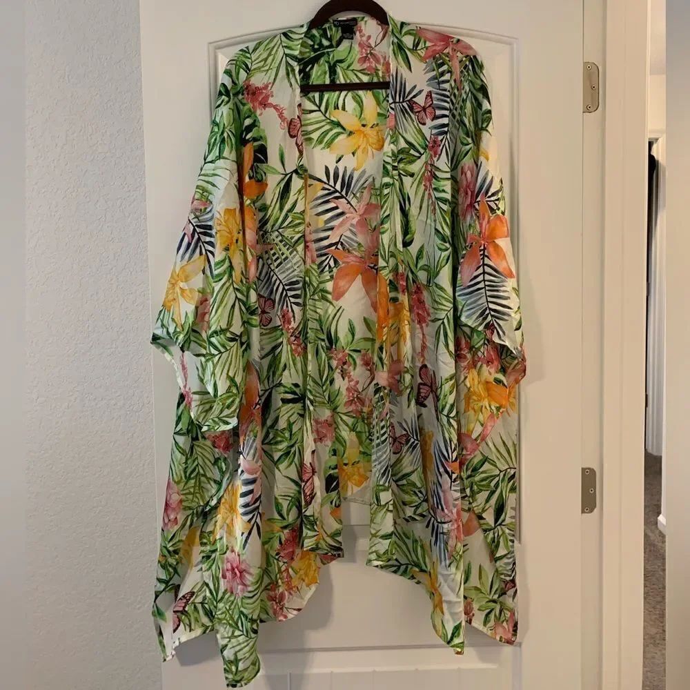 New Directions kimono. Size: 3X (fits all sizes). Has arm holes, satiny fabric